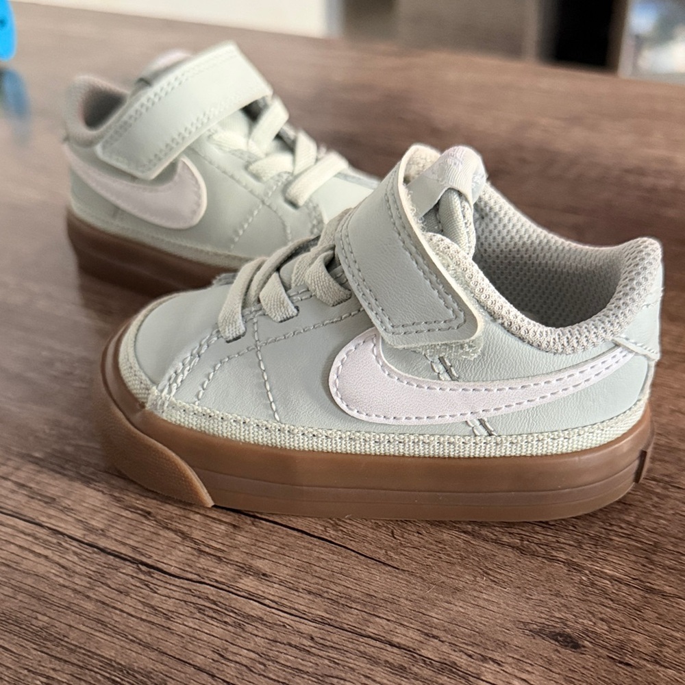 Nike Court Legacy in Light Silver/Green and Gum brown sole.